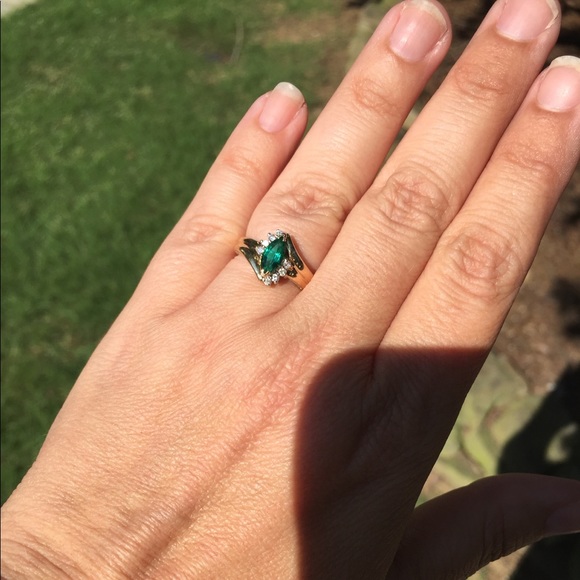 SOLD Vintage 14k Emerald and Diamond Ring - Picture 4 of 4